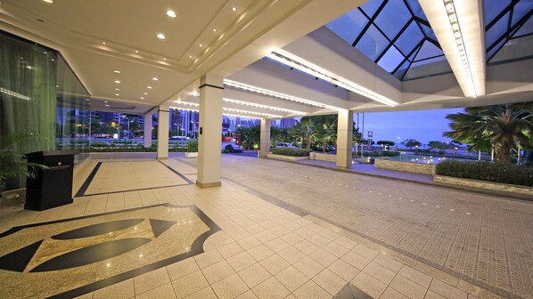 A spacious lobby with a high ceiling, large windows, and a modern design. - InterContinental Miramar Panama by IHG (Panama City)
