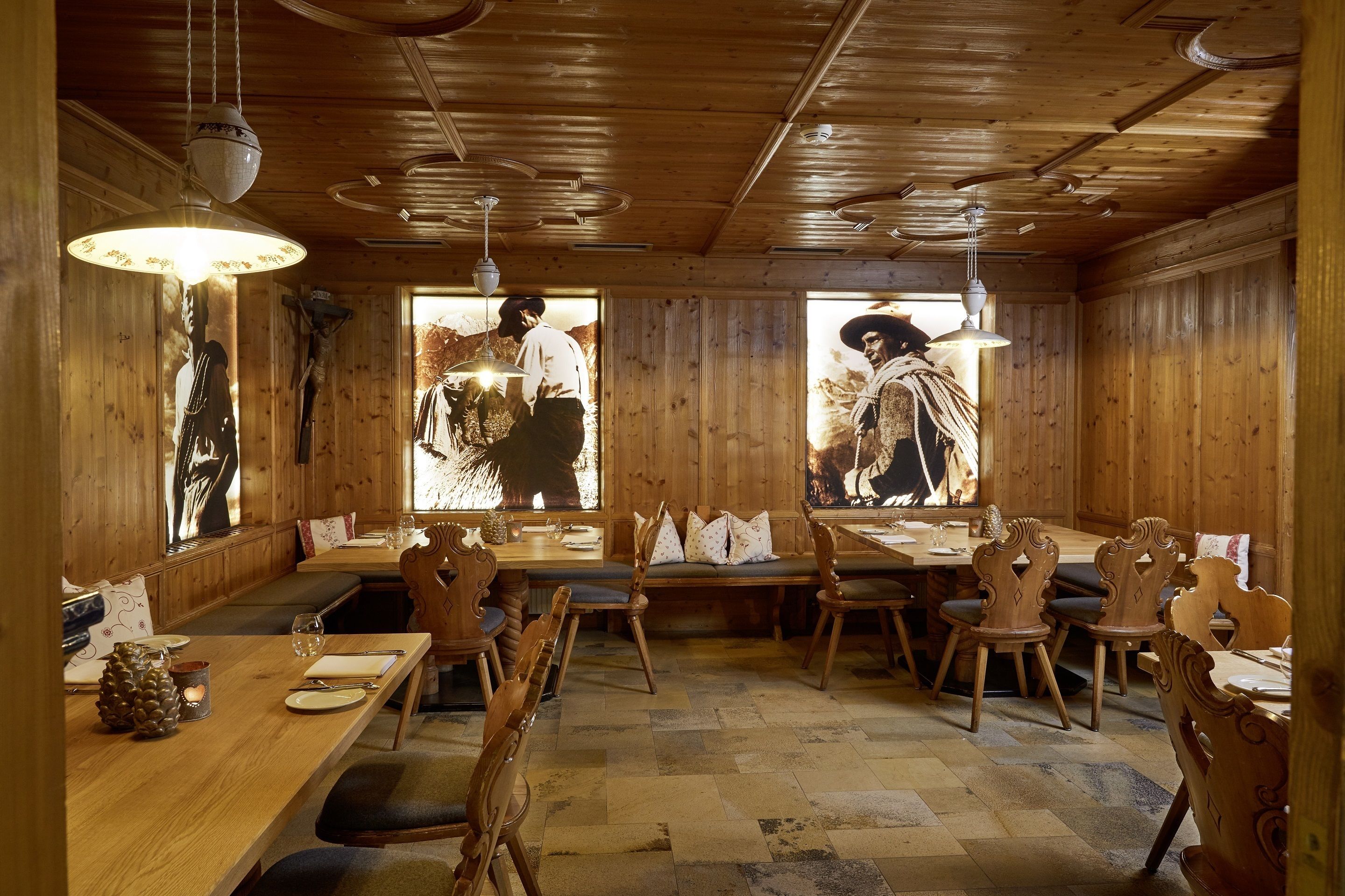 lunch and dinner served, international cuisine