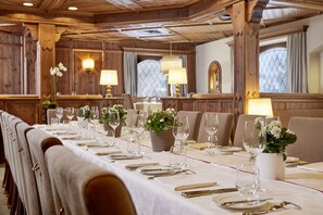 Lunch and dinner served, international cuisine