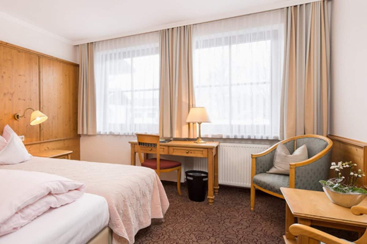 Hypoallergeen beddengoed, een kluis op de kamer, een bureau