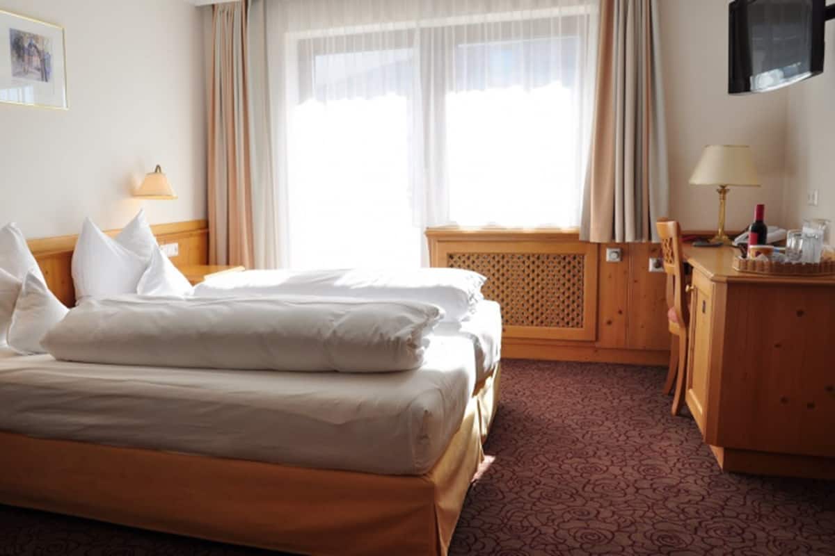 Hypoallergeen beddengoed, een kluis op de kamer, een bureau