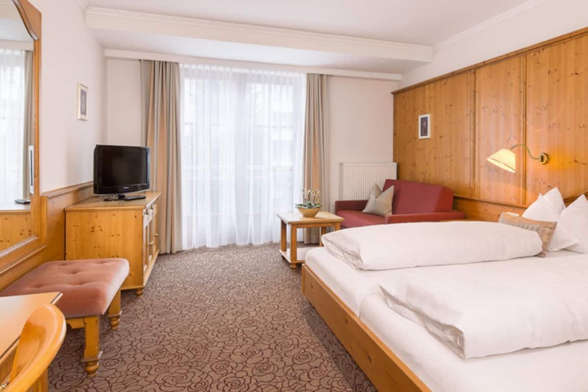 Hypoallergeen beddengoed, een kluis op de kamer, een bureau