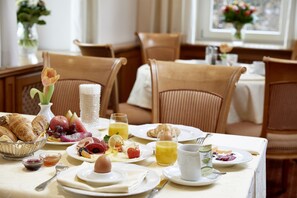 Tägliches Frühstücksbuffet gegen Gebühr