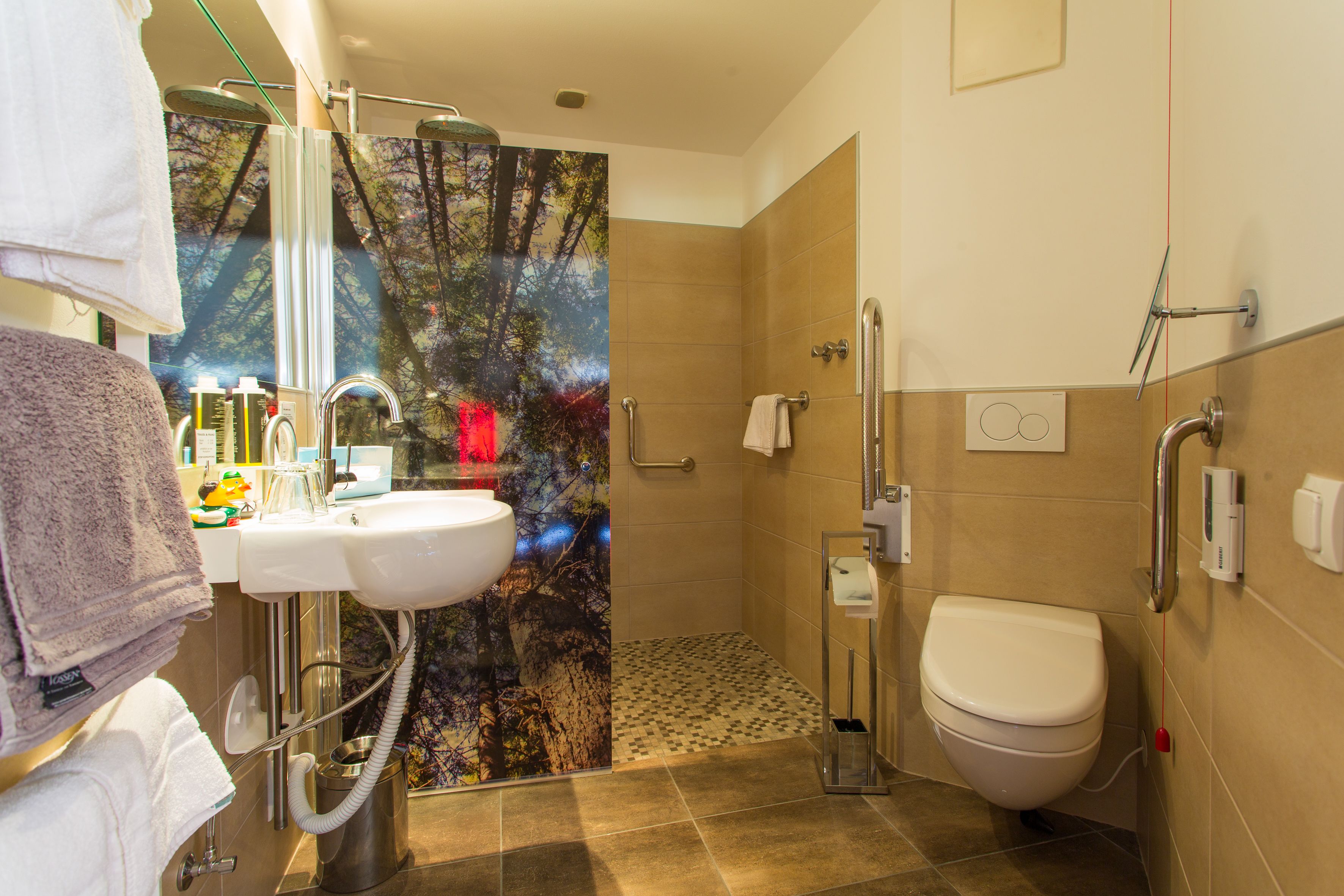 Une salle de bain avec un lavabo, un miroir et des toilettes.