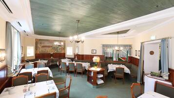 Desayuno buffet los fines de semana (EUR 17 por persona)