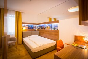 Habitación Business individual | Escritorio, tabla de planchar con plancha, wifi gratis y ropa de cama