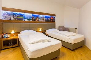 Escritorio, tabla de planchar con plancha, wifi gratis y ropa de cama 