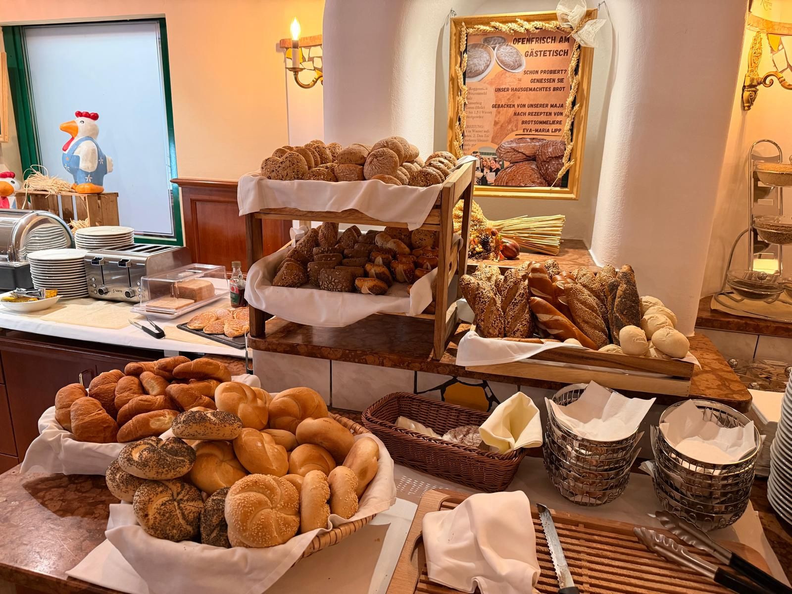 Un buffet con diversi tipi di pane e dolci.