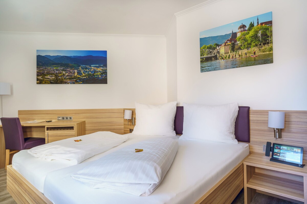 Habitación clásica doble | Escritorio, tabla de planchar con plancha, wifi gratis y ropa de cama