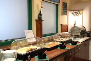 Desayuno buffet los fines de semana (con cargo) 