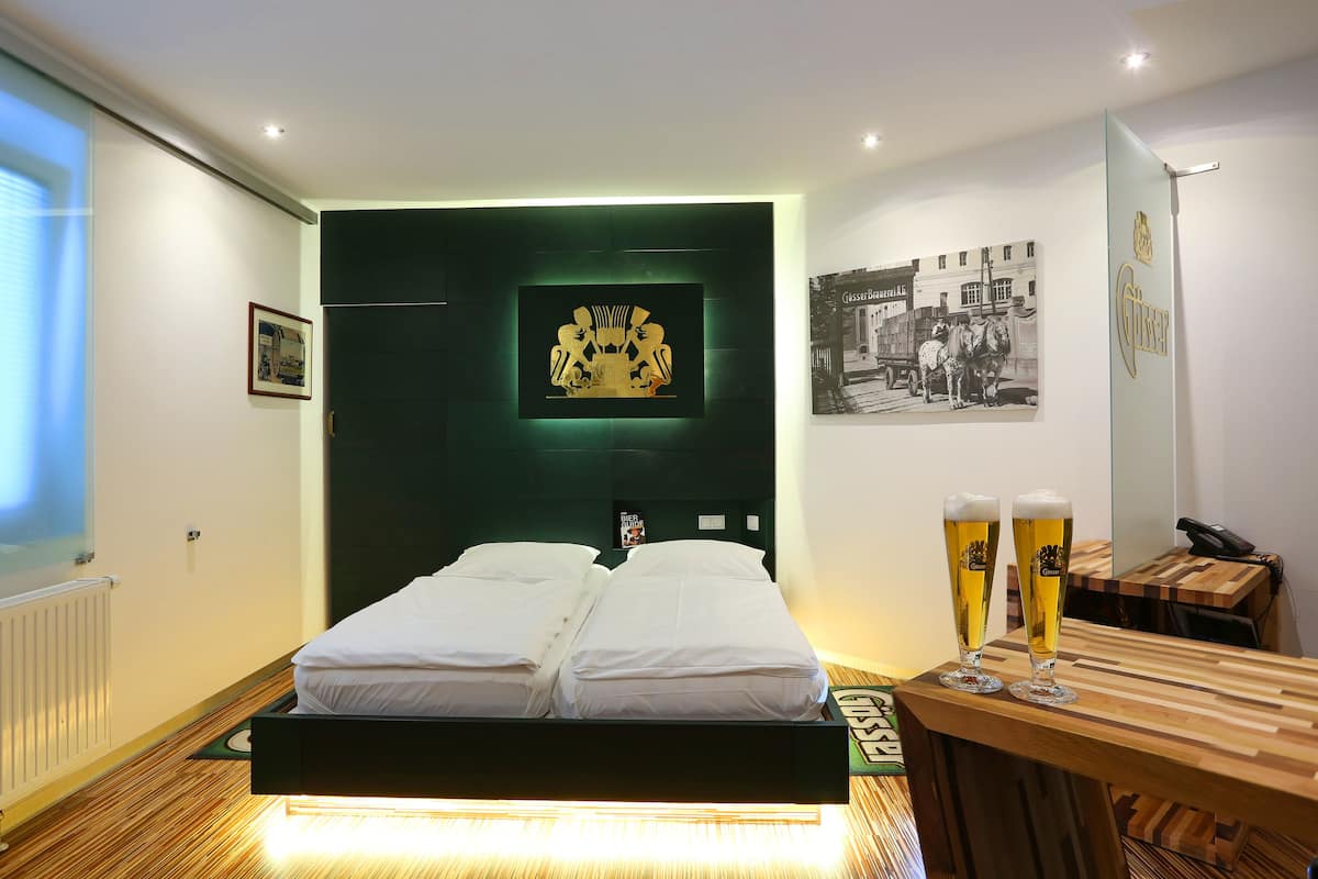 Goesser Room | Desk, iron/ironing board, free WiFi, bed sheets