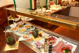 Ein reichhaltiges Buffet mit verschiedenen Speisen und Besteck.
