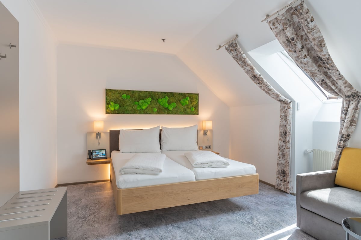 Green Wing | Desk, iron/ironing board, free WiFi, bed sheets