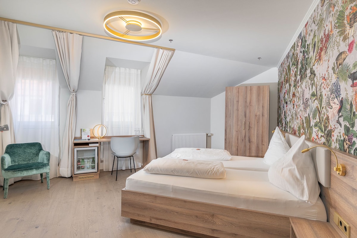 Comfort Room | Desk, iron/ironing board (on request), WiFi (free), bed sheets
