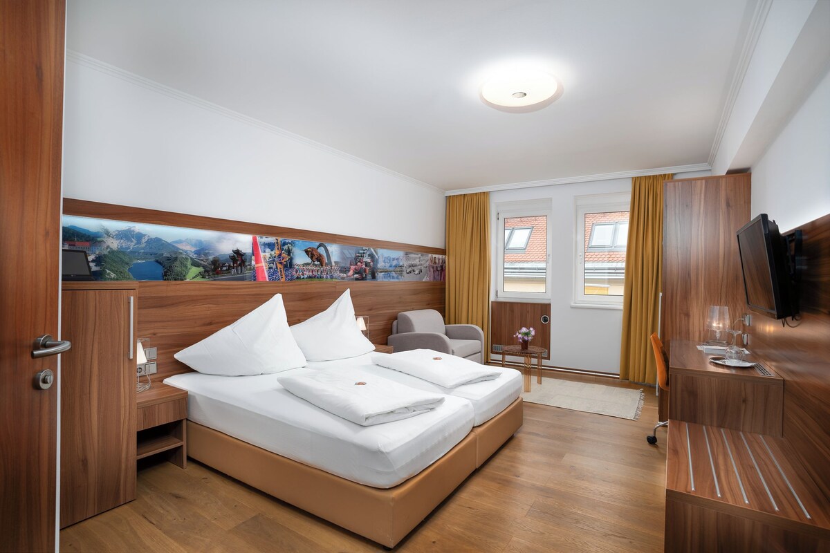 Suite Confort, con acceso para personas discapacitadas | Escritorio, tabla de planchar con plancha, wifi gratis y ropa de cama 