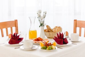 Petit déjeuner buffet (15 EUR par personne)