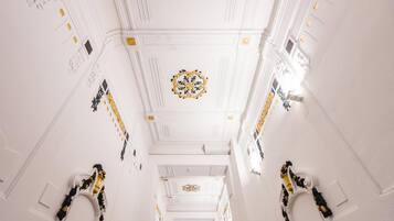 Kostenlose Toilettenartikel, Haartrockner, Handtücher