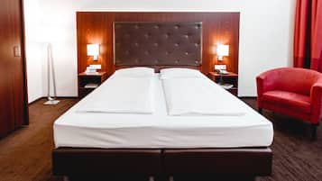 Zimmersafe, Schreibtisch, Verdunkelungsvorhänge, schallisolierte Zimmer