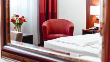 خزنة داخل الغرفة ومكتب وستائر تعتيم وتجهيزات عازلة للصوت