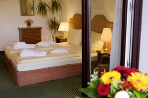 ห้องพักตกแต่งอย่างมีเอกลักษณ์, ตกแต่งพิเศษโดยเฉพาะ, โต๊ะทำงาน