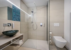 Free toiletries, hair dryer, towels, soap - Boutique Hotel Hauser (Wels)