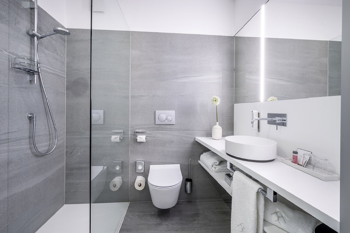 deluxe double room | bathroom amenities | free toiletries, hair dryer, towels, soap