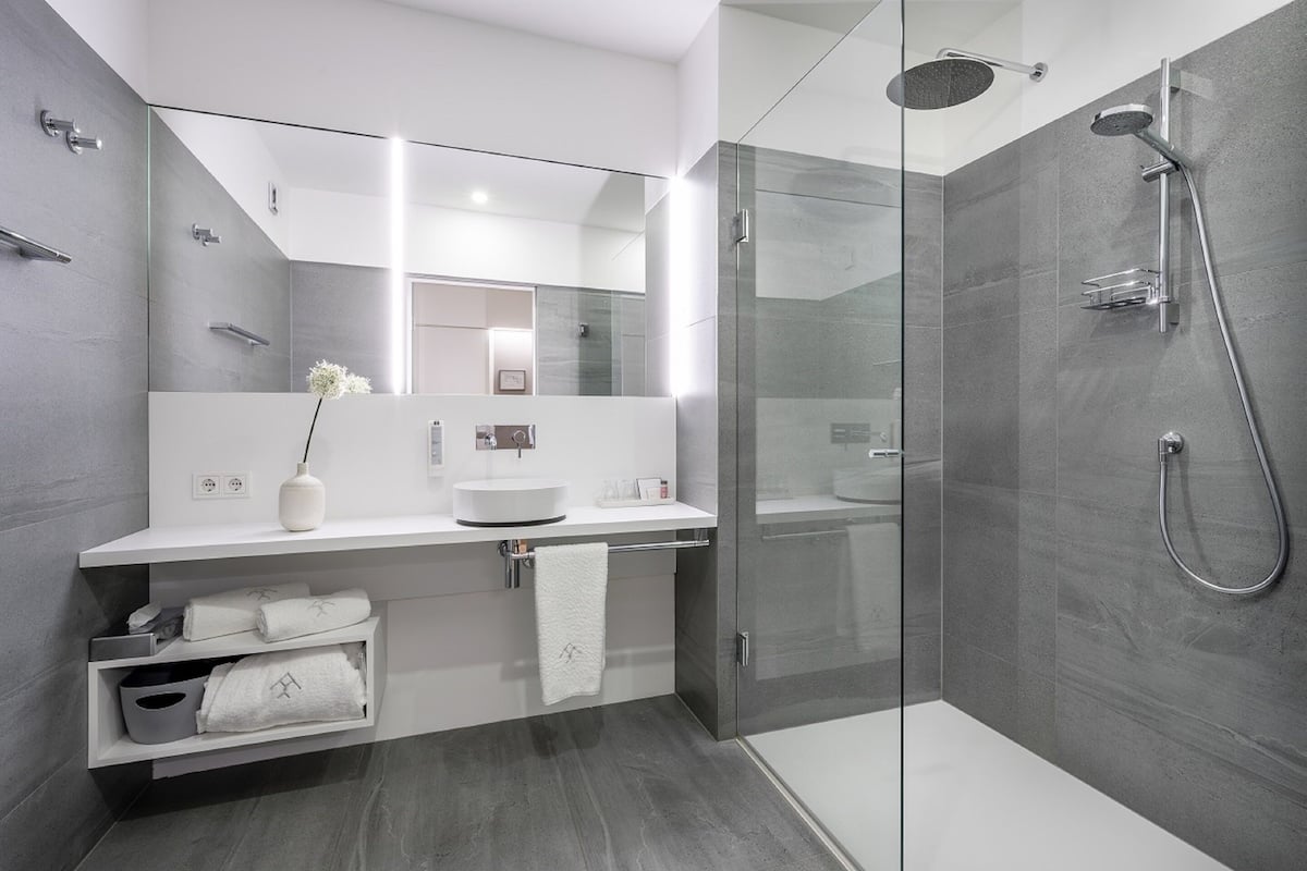 junior suite design | bathroom | free toiletries, hair dryer, towels, soap