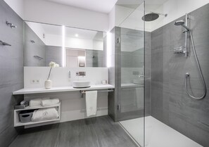Junior Suite Design | 浴室 | 免费洗浴用品、吹风机、毛巾、肥皂