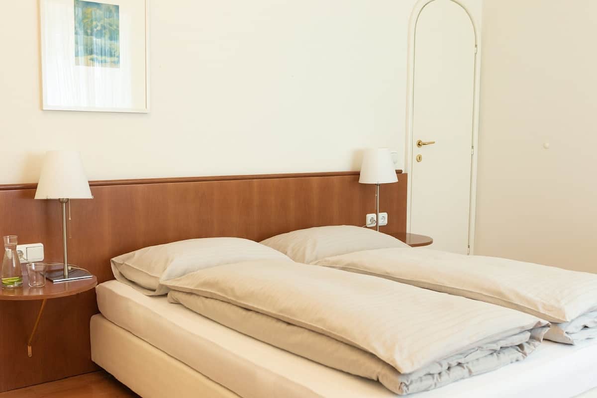 Economy | In-room safe, desk, blackout curtains, soundproofing