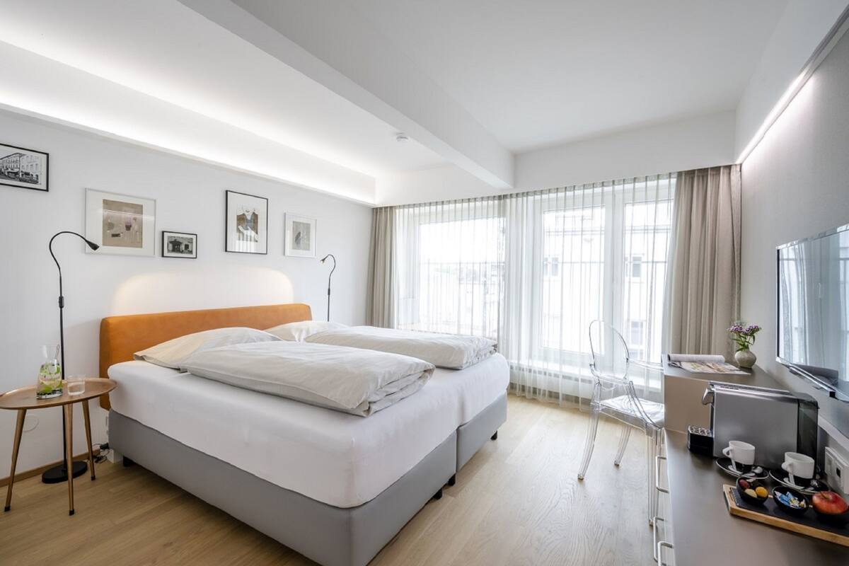 deluxe double room | 1 bedroom, in-room safe, desk, blackout curtains