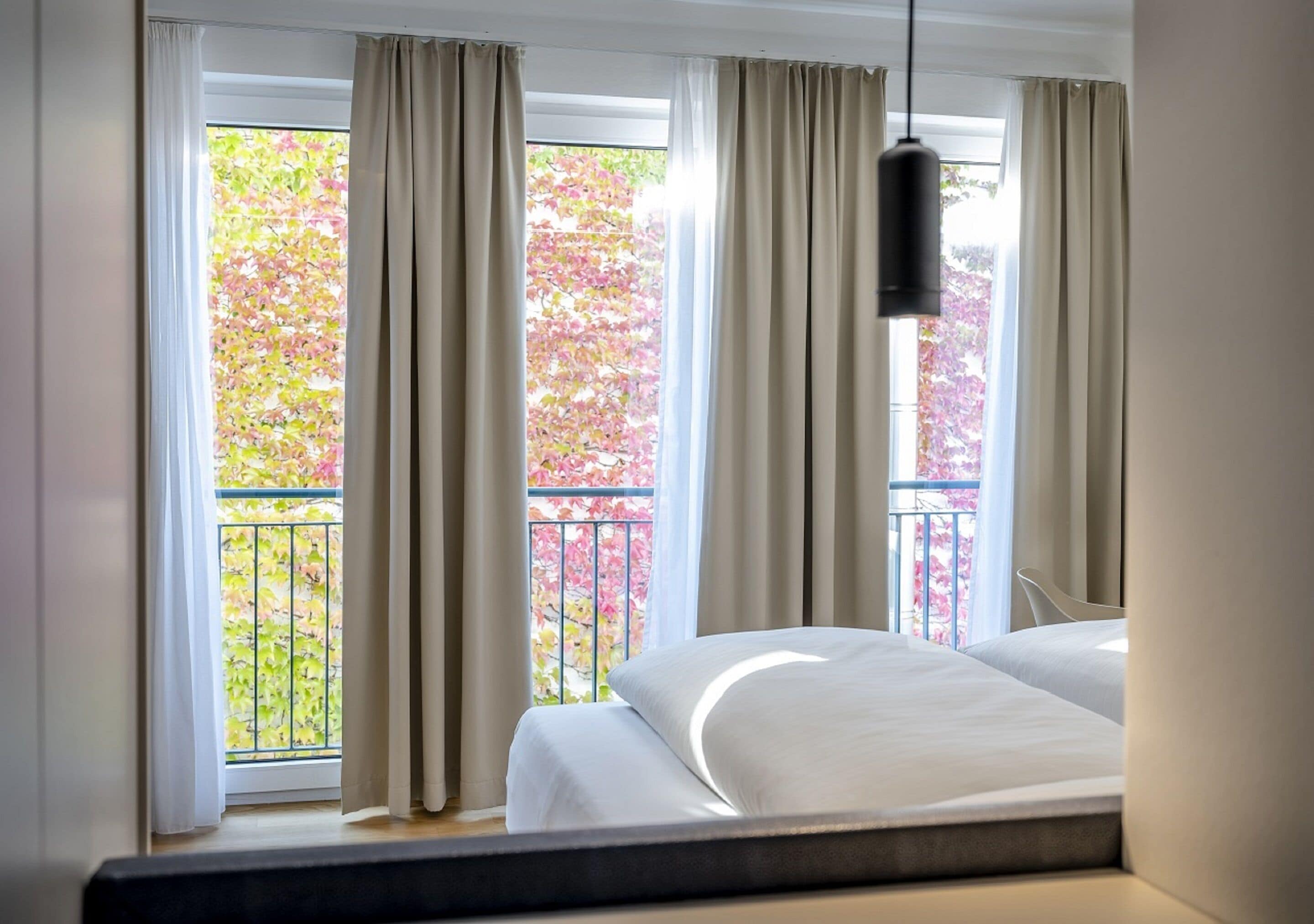 セーフティボックス (室内)、デスク、遮光カーテン、防音設備