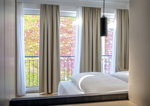 客房内保险箱、办公桌、遮光窗帘、隔音