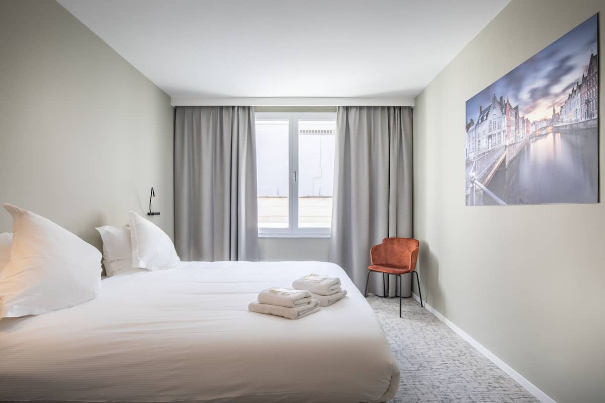 Ropa de cama de alta calidad, escritorio y cortinas blackout
