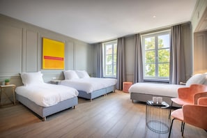 Quarto quádruplo | Roupas de cama premium, escrivaninha, cortinas blackout