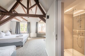 Dreibettzimmer, Flussblick | Hochwertige Bettwaren, Zimmersafe, Schreibtisch, Verdunkelungsvorhänge