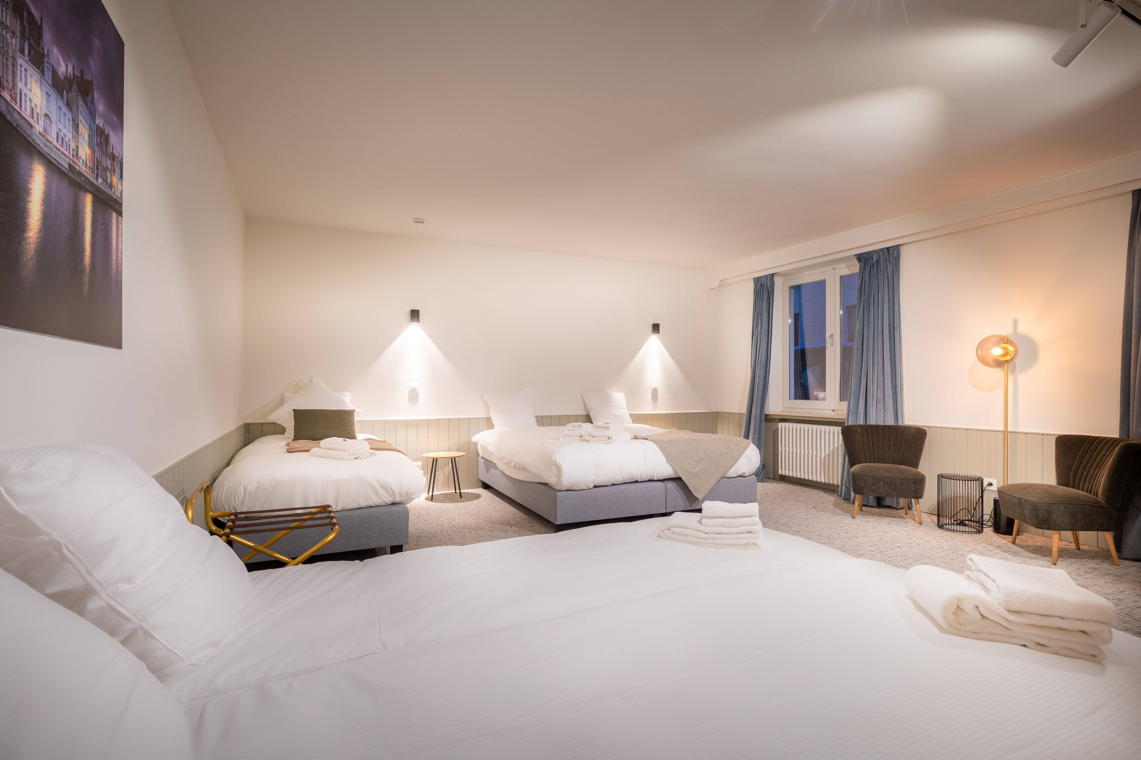 family room, kitchen | premium bedding, desk, blackout curtains, free wifi