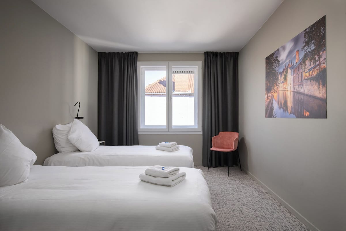 Ropa de cama de alta calidad, escritorio y cortinas blackout