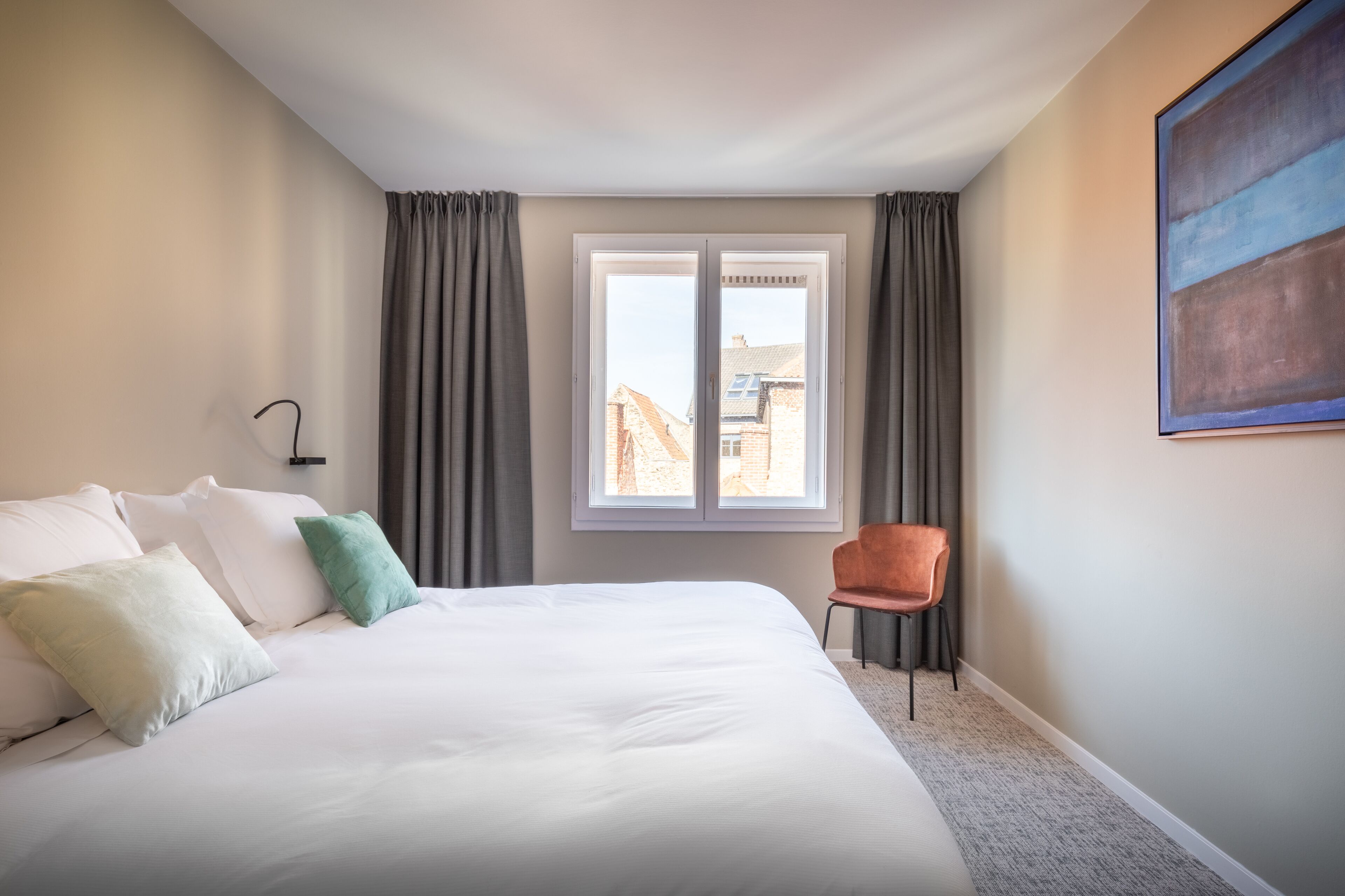 Standard dubbelrum | Sängtillbehör av högsta kvalitet, skrivbord och mörkläggningsgardiner