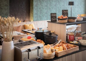Daily buffet breakfast for a fee - Hotel Augustyn (Bruges)