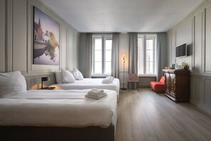Chambre triple | Literie de qualité, bureau, rideaux d’obscurcissement