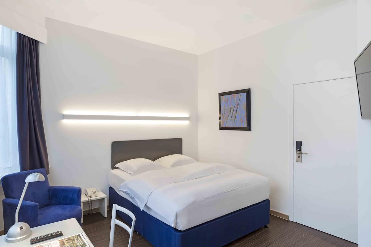 Double Room | Individually furnished, desk, soundproofing, iron/ironing board