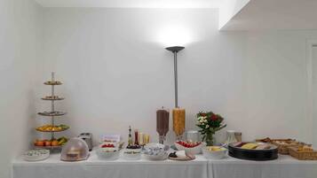 Sarapan prasmanan setiap hari (EUR 14 per orang)