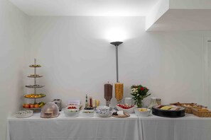 Café da manhã com buffet todos os dias mediante uma taxa