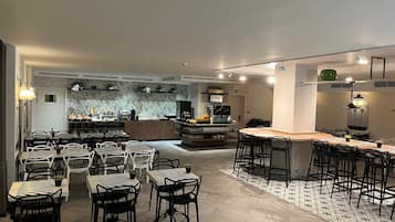 Petit déjeuner buffet (16 EUR par personne)