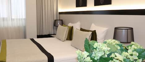 Executive Double Room | 1 bilik tidur, peti besi dalam bilik, meja, Wi-fi percuma