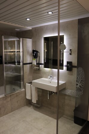Bañera con ducha, secador de pelo, toallas