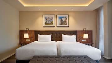 Minibar, caja de seguridad en la habitación y escritorio