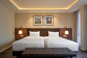 ミニバー、セーフティボックス (室内)、デスク、アイロン / アイロン台