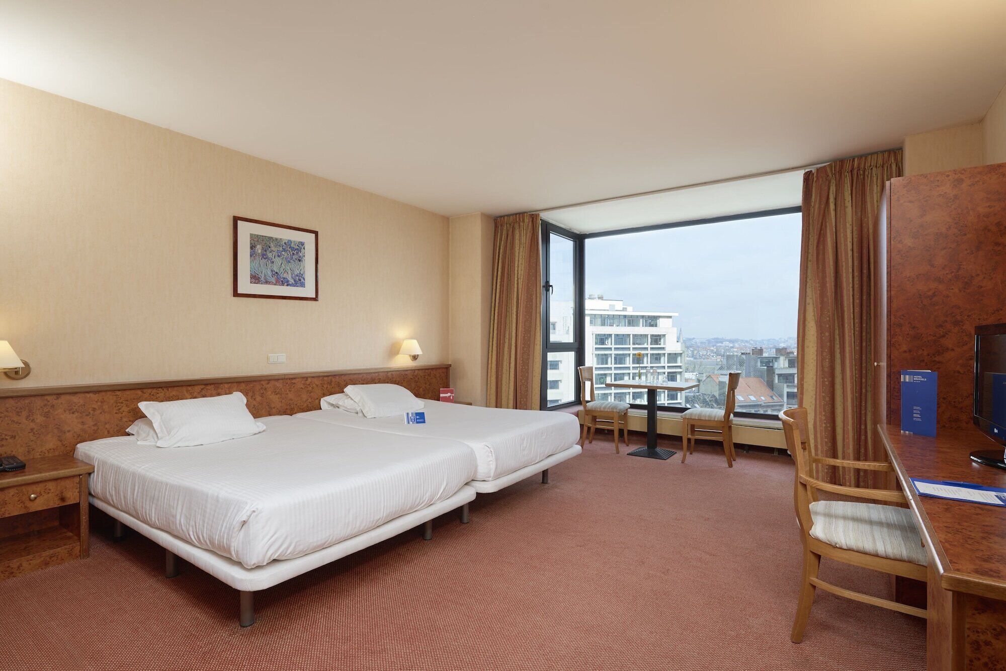 Minibar, safe på rommet, skrivebord og strykejern/-brett