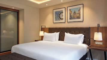 Minibar, caja de seguridad en la habitación y escritorio